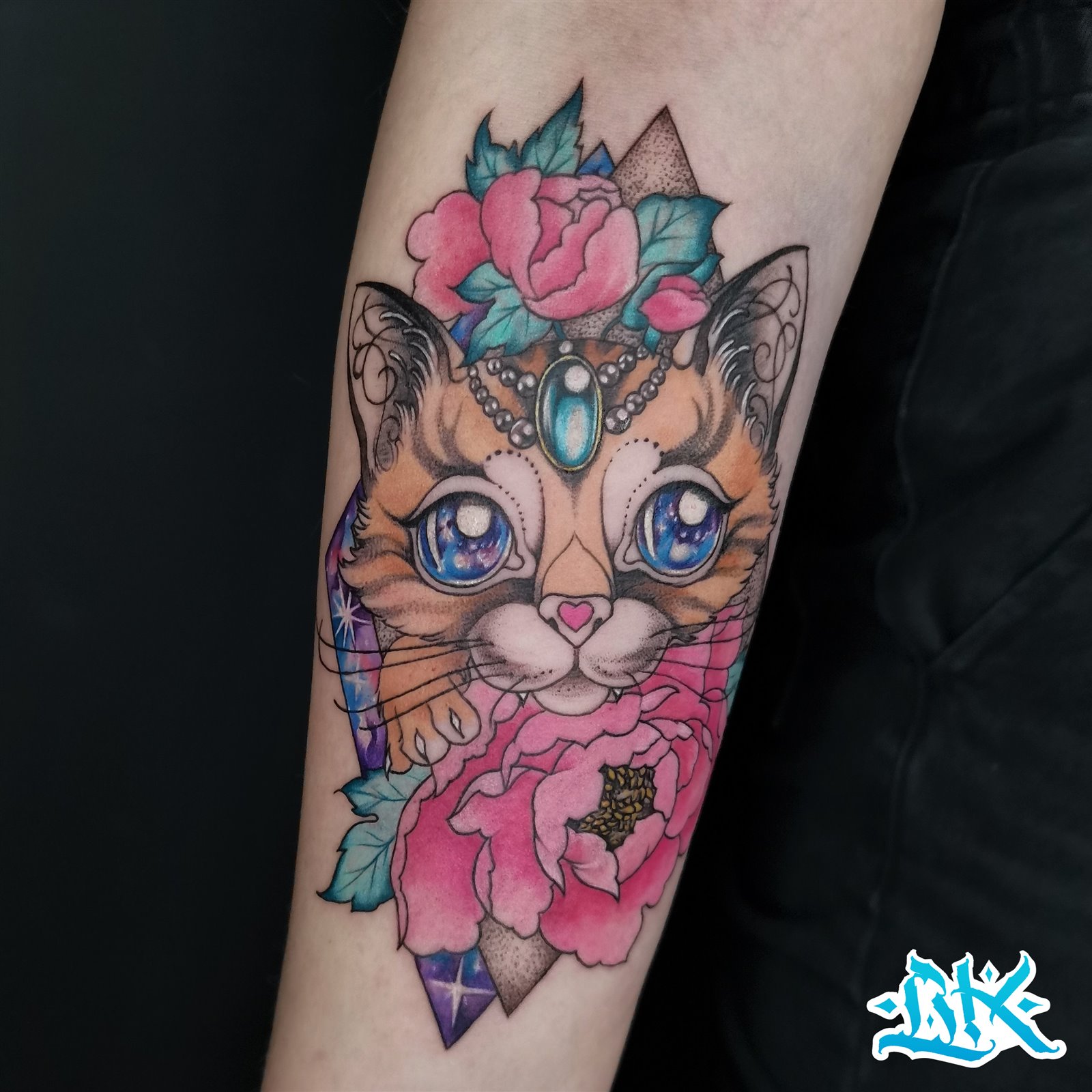 Кот и пионы
